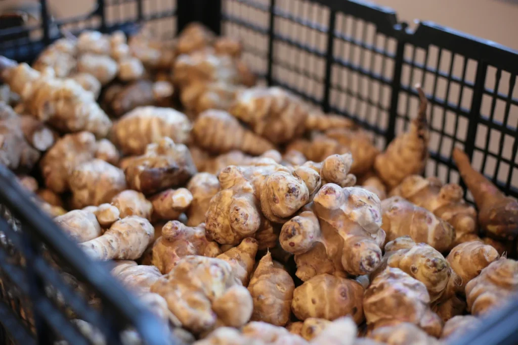 Knudrede friske jordskokker i kasse