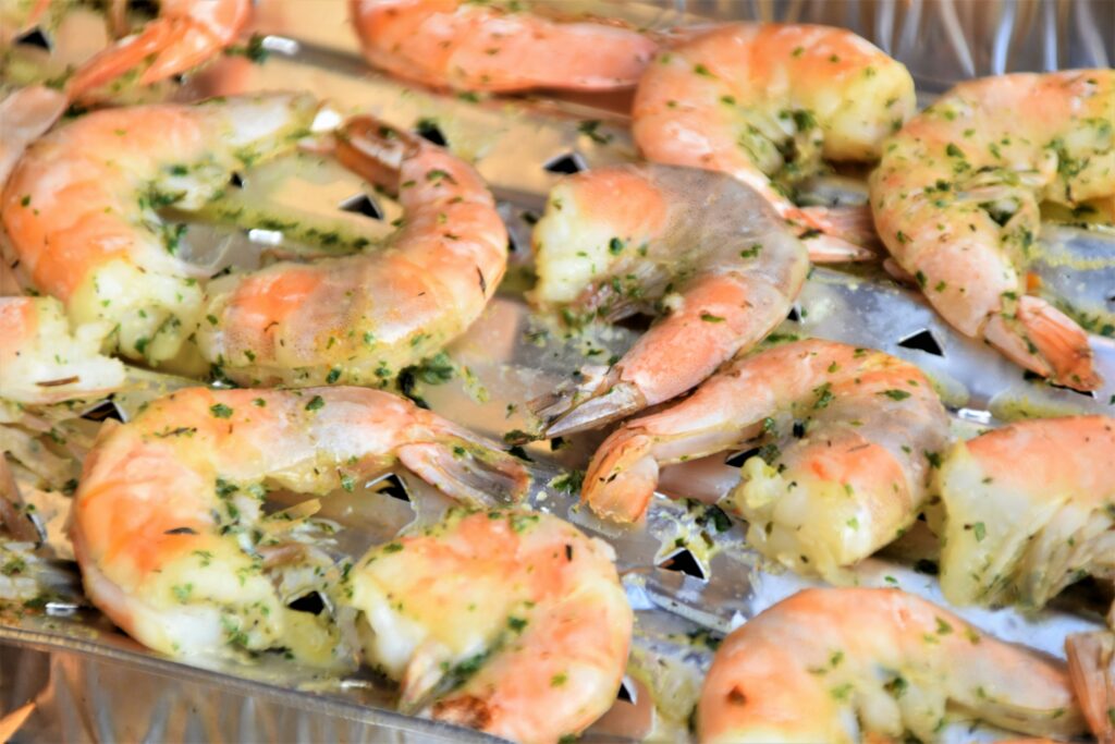 Grillede koldtvandsrejer anrettet på en bakke