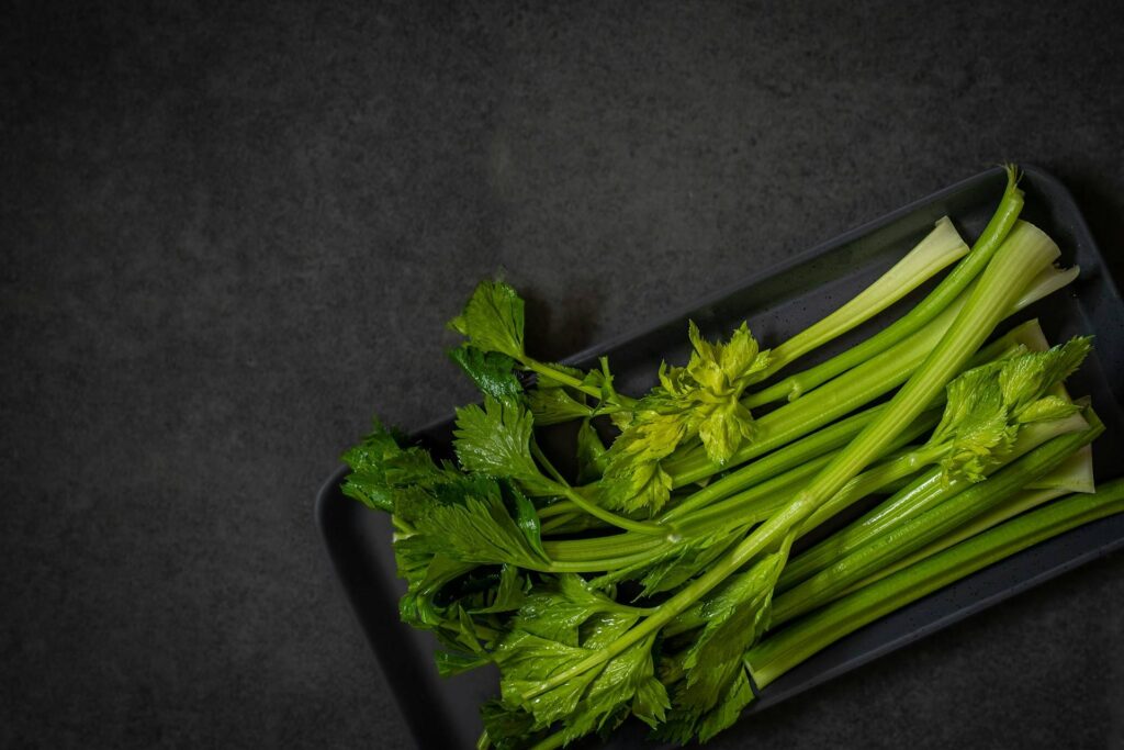 Friske blege selleristilke med blade, rige på apigenin og luteolin der dæmper betændelse og beskytter kroppens celler